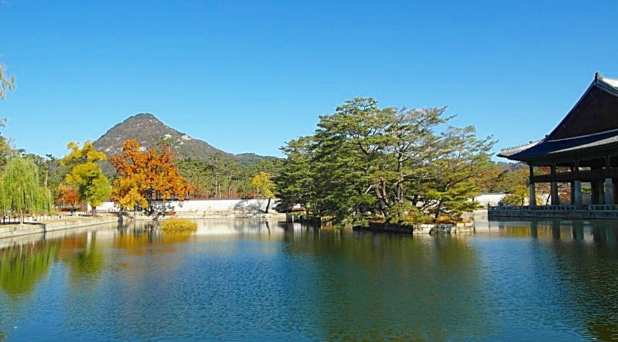 The Perfect Seoul Walking Route: Gyeongbokgung, Gwanghwamun, and Sejong Village 7 Gyeonghoeru Pavilion Special Tour