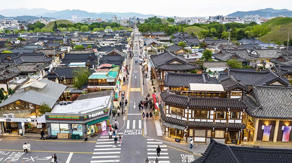 First Time in Gyeongju? Perfect 1 or 2 Day Itinerary + Travel Tips 2026 4 Hwangnidan gil