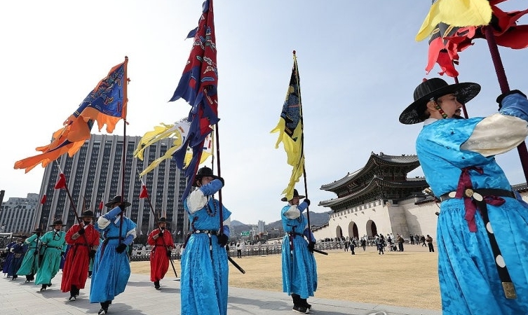 The Perfect Seoul Walking Route: Gyeongbokgung, Gwanghwamun, and Sejong Village 5 Royal Patrol Procession