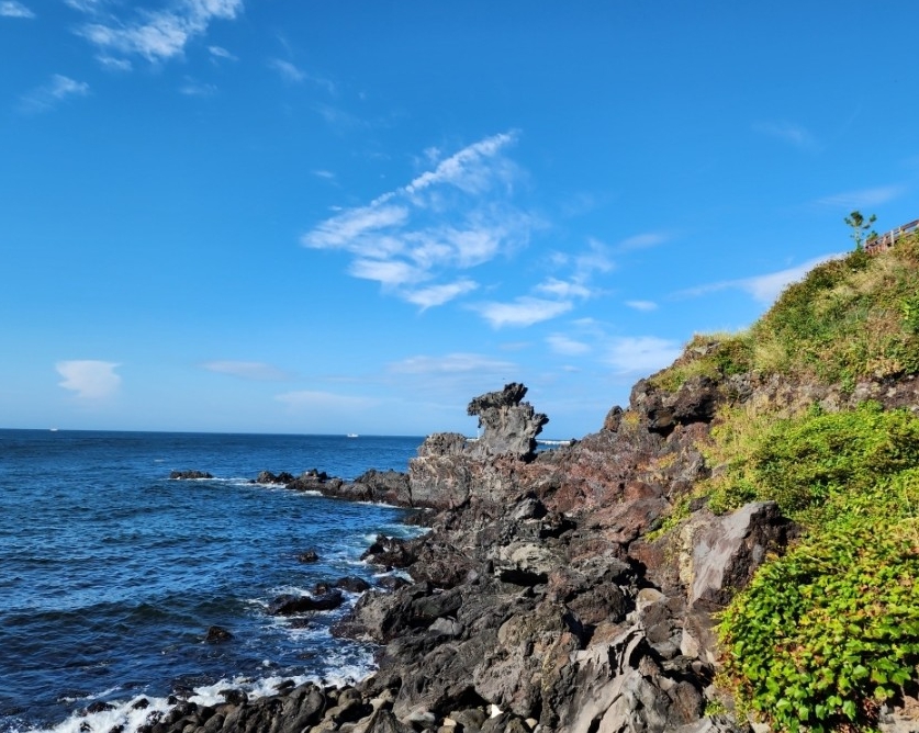 Best Things to Do Near Jeju International Airport: Top 5 in 20 Minutes (2026) 4 Yongduam Rock